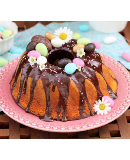 Bolo de Cenoura com Calda de Chocolate Negro de 72% de Cacau, decorado com Flores Comestíveis e mini ovos da Páscoa"